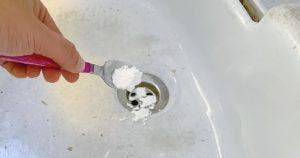 Comment nettoyer l’évier en inox de la cuisine avec du bicarbonate et du vinaigre