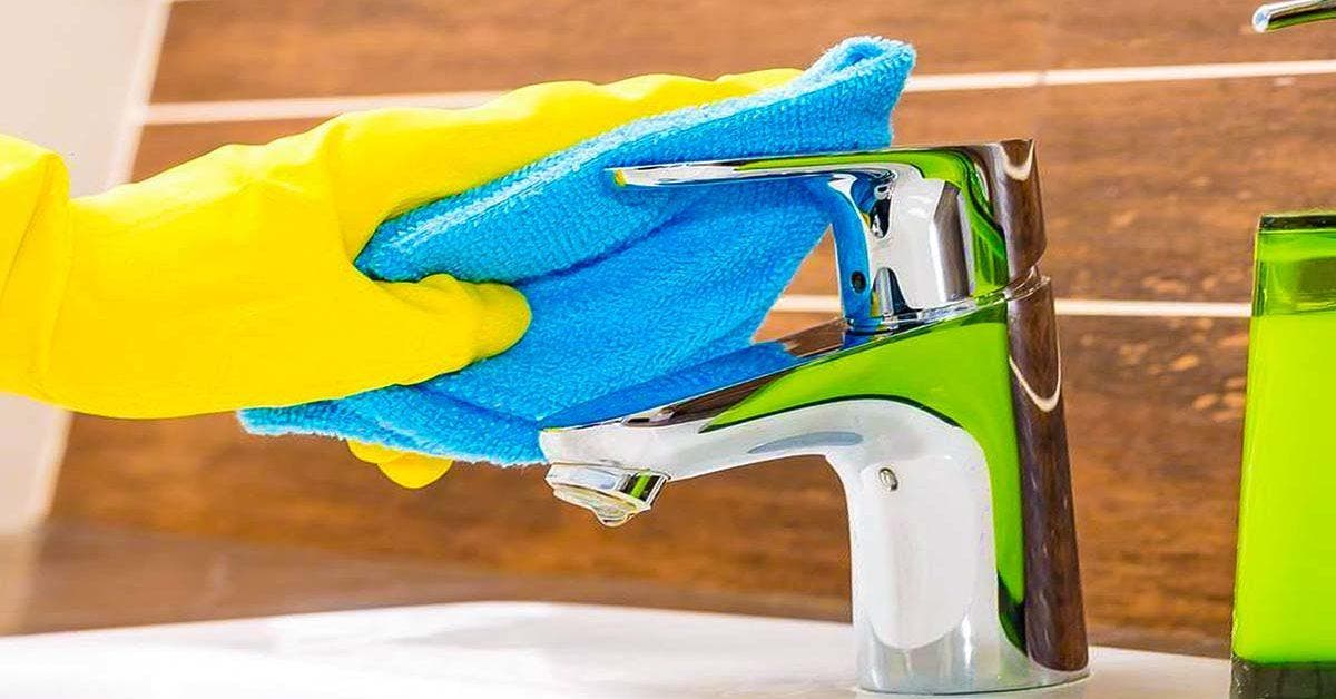 Comment nettoyer une salle de bains en 5 minutes en 7 étapes Cover