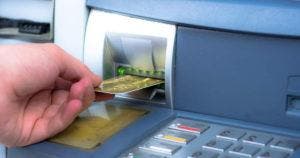 Comment reconnaitre larnaque au guichet automatique qui copie votre carte bancaire