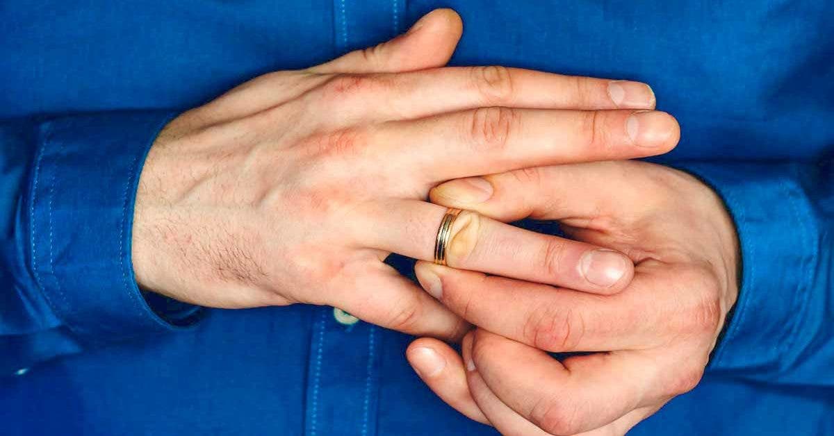 Comment retirer une bague du doigt lorsqu’elle est coincée001