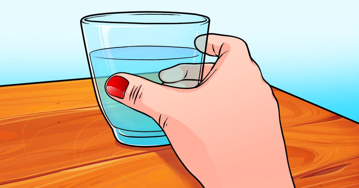 Comment se débarrasser des mouches avec l'astuce du verre d'eau final