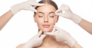 Comment se déroule une intervention de lifting du visage