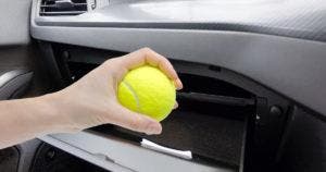 Comment utiliser une balle de tennis pour bien garer sa voiture