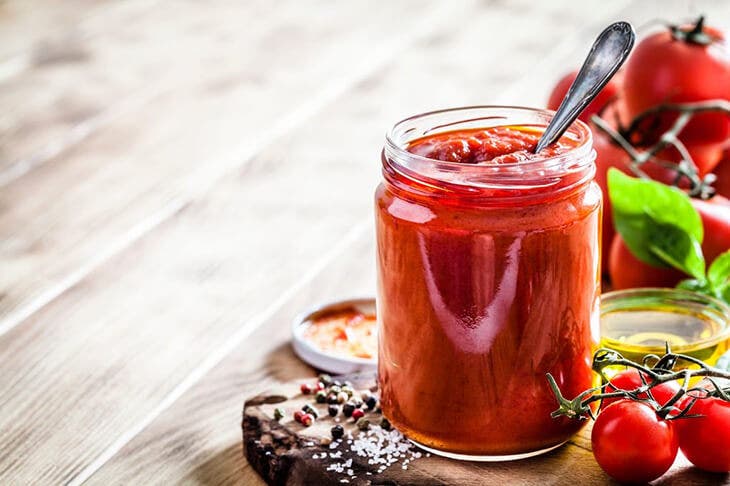 Almacenar salsa de tomate en un frasco