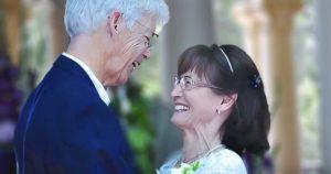 Contraints à la séparation dans leur jeunesse, ils se retrouvent et se marient 50 ans plus tard2
