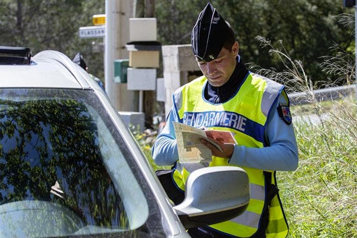 Controllo stradale effettuato da un poliziotto