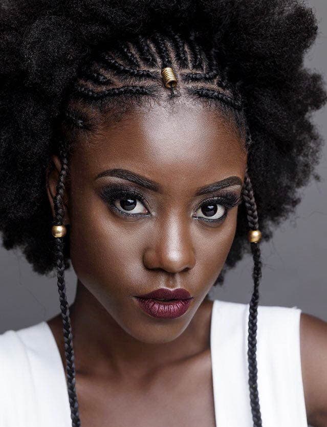 Cornrows et cheveux crépus avec des bijoux dorés Cornrows et cheveux crépus avec des bijoux dorés