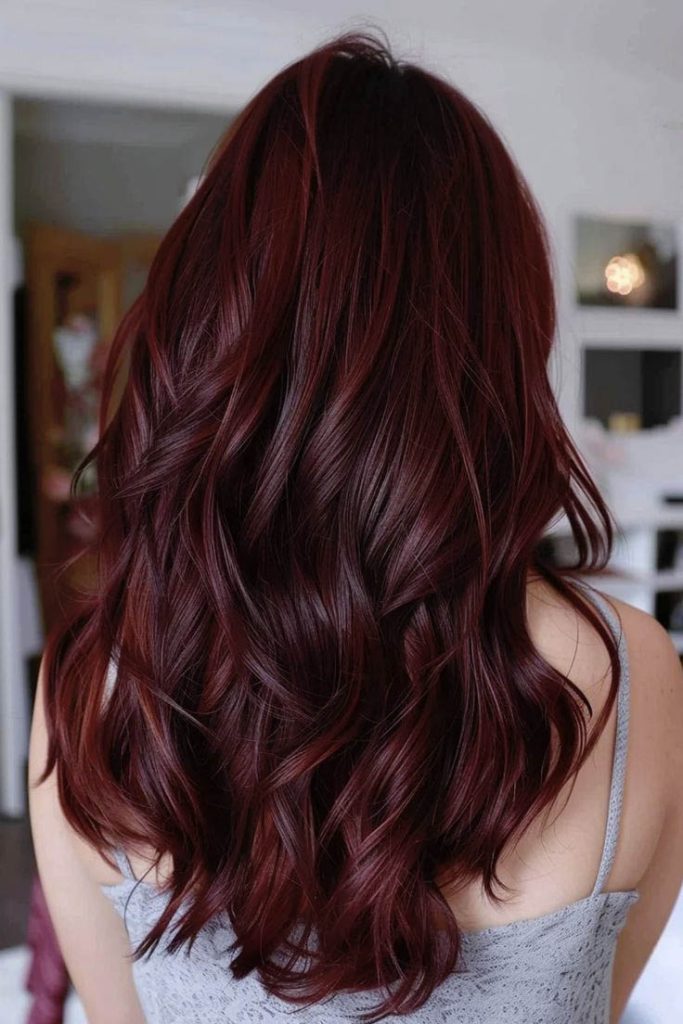 Cheveux rouge foncé : nuances, conseils et entretien