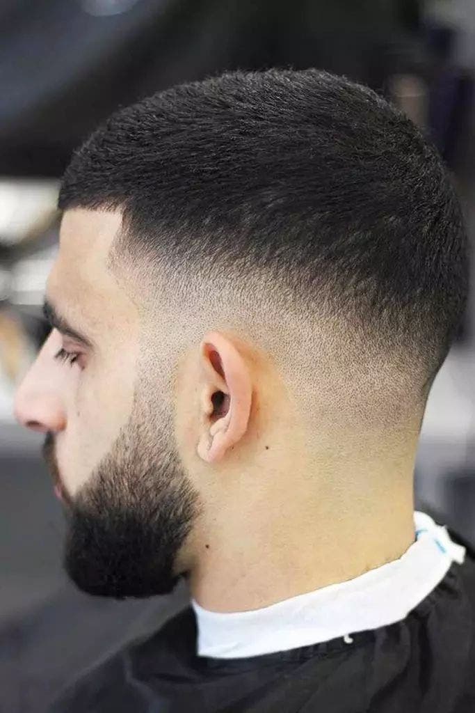 Coupe buzz cut avec taper haut Coupe buzz cut avec taper haut