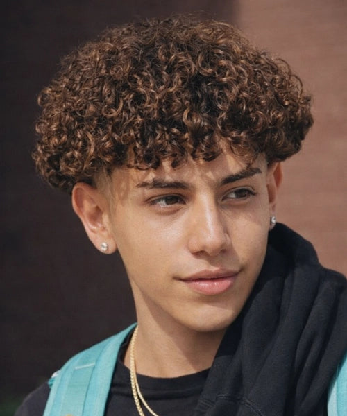 Coupe casquette sur cheveux bouclés