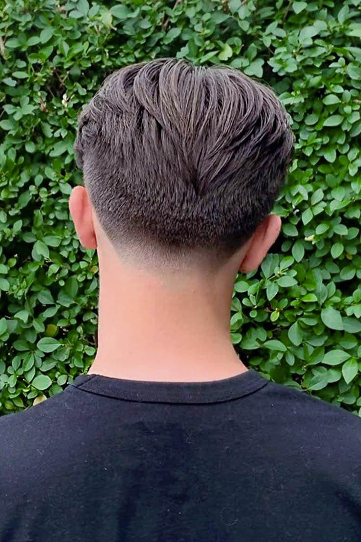 Coupe en brosse avec fondu mi-effilé Coupe en brosse avec fondu mi-effilé