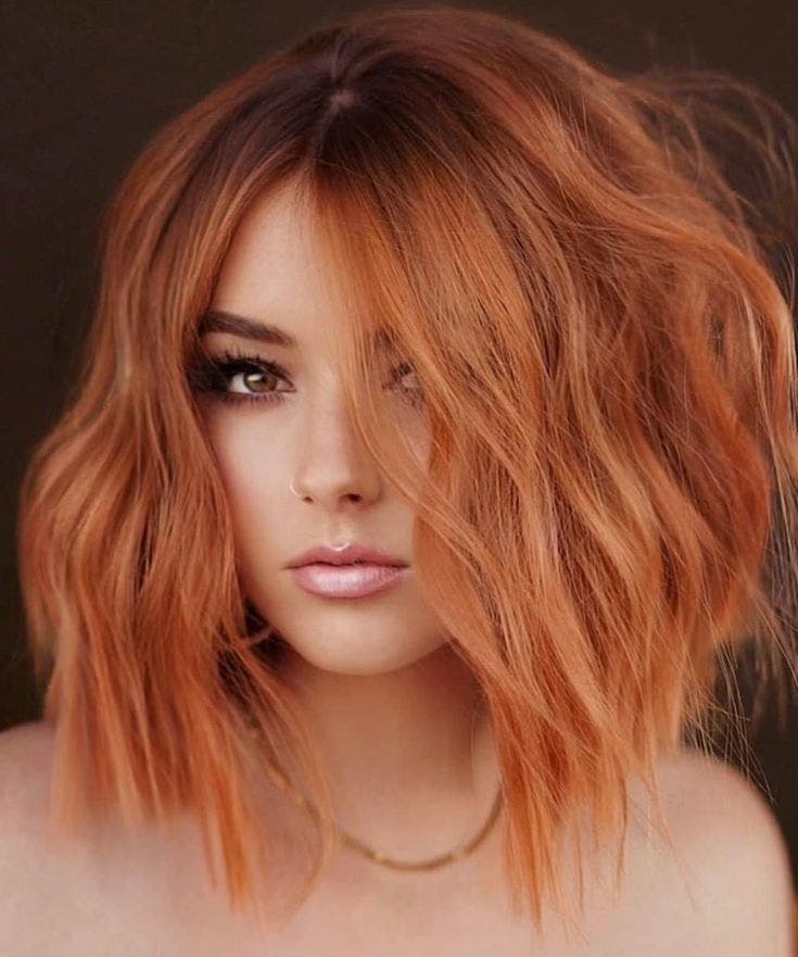 Coupe lob désordonné sur cheveux roux Coupe lob désordonné sur cheveux roux