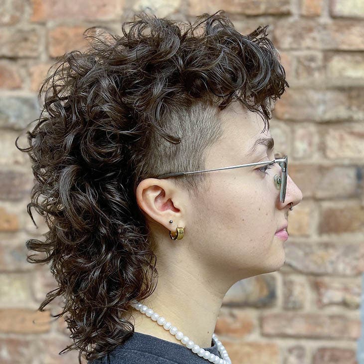 Coupe mulet mohawk bouclé Coupe mulet mohawk bouclé
