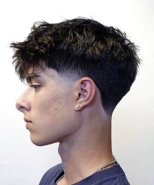 Coupe type coiffé-décoiffé avec low taper Coupe type coiffé-décoiffé avec low taper