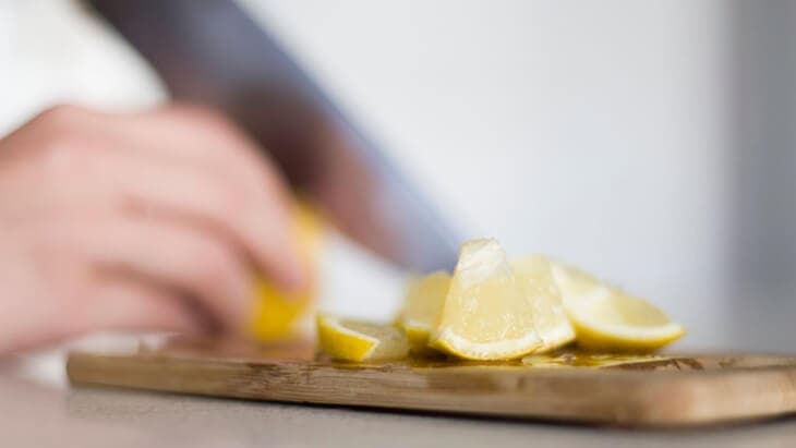 Tagliare i pezzi di limone