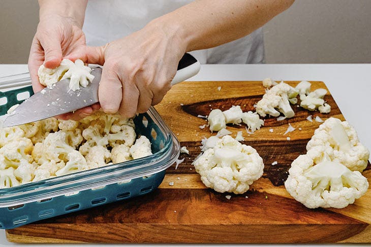 Cortar una coliflor en trozos