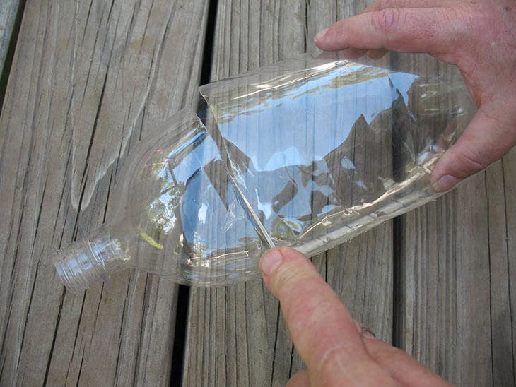Couper une bouteille en plastique en