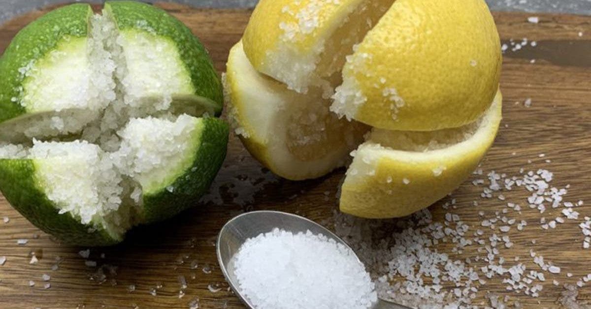 Coupez un citron en 4 et mettez-y un peu de sel