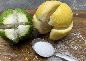 Coupez un citron en 4 et mettez-y un peu de sel