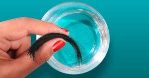 Coupez une mèche de cheveux et mettez la dans un verre d’eau001