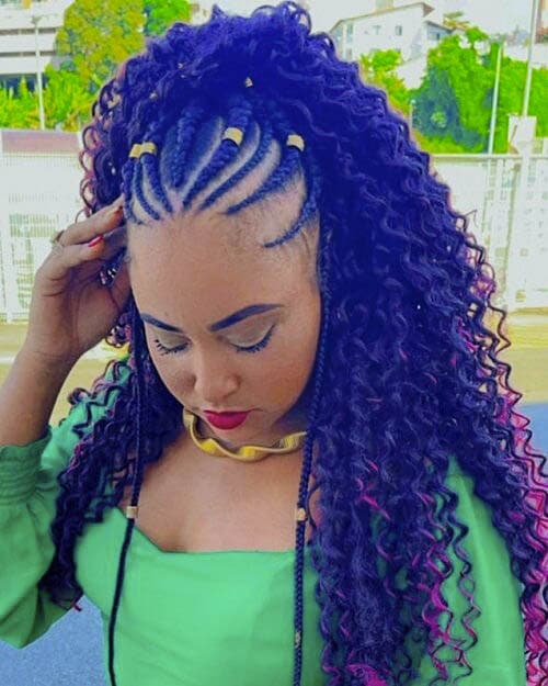 Crochet braids avec extrémités libres, bouclées et colorées Crochet braids avec extrémités libres, bouclées et colorées