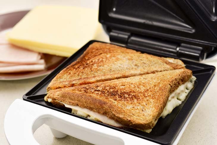 Croque-monsieur dans le grill