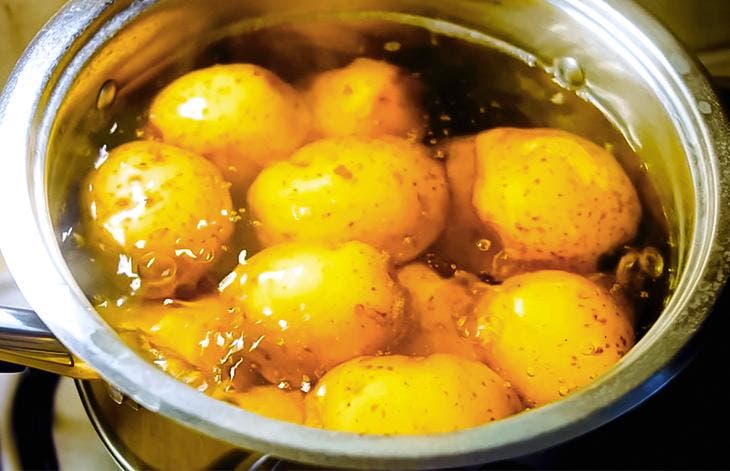 Cuire des pommes de terre à l'eau Cuire des pommes de terre à l'eau