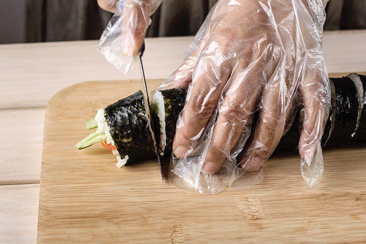 Utiliser des gants en cuisine