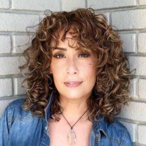 20 coupes dégradées effilées avec frange pour femmes de 50 ans