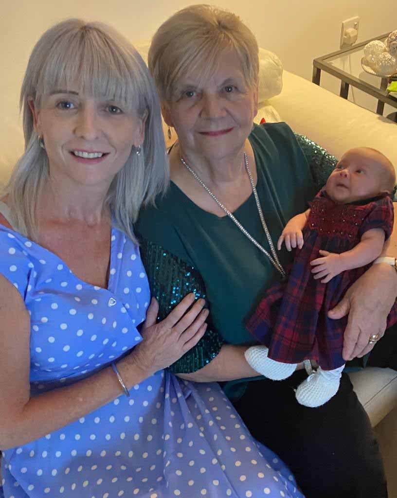 Daisy Grace avec maman Helen et grand-mère Christine