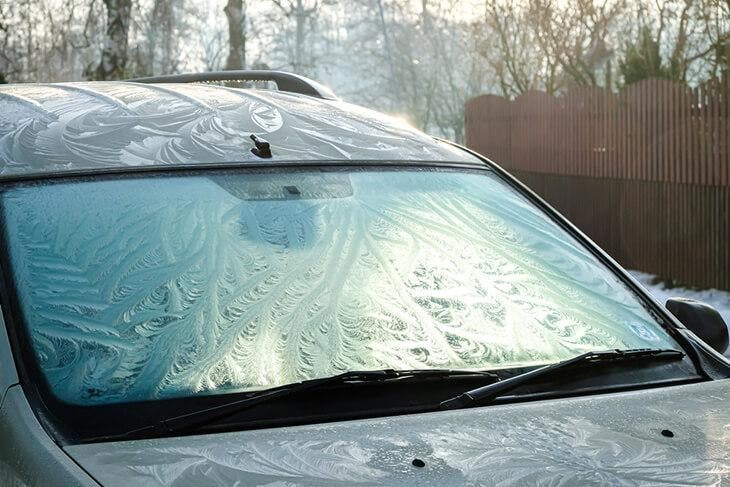 Buée dans la voiture : comment désembuer le pare-brise ?