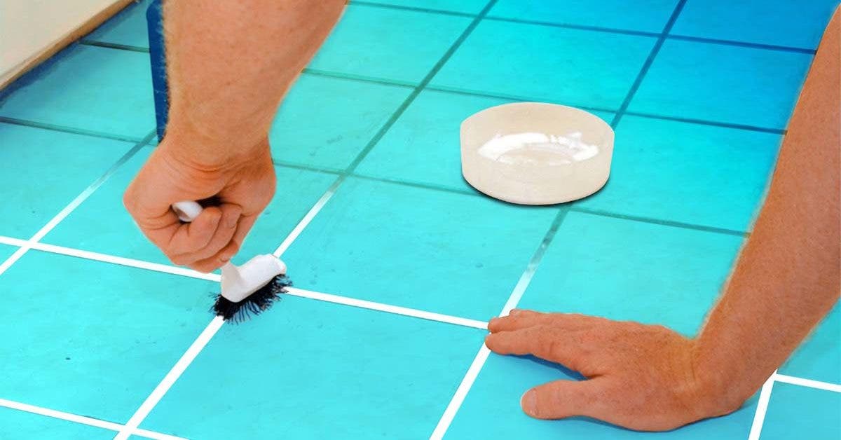 Débarassez-vous des joints noirs du carrelage de la salle de bain ou de la cuisine sans effort : une méthode efficace
