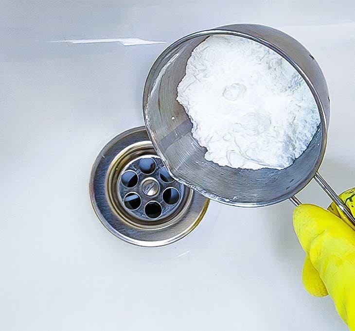 Comment déboucher la douche avec du bicarbonate de soude ?