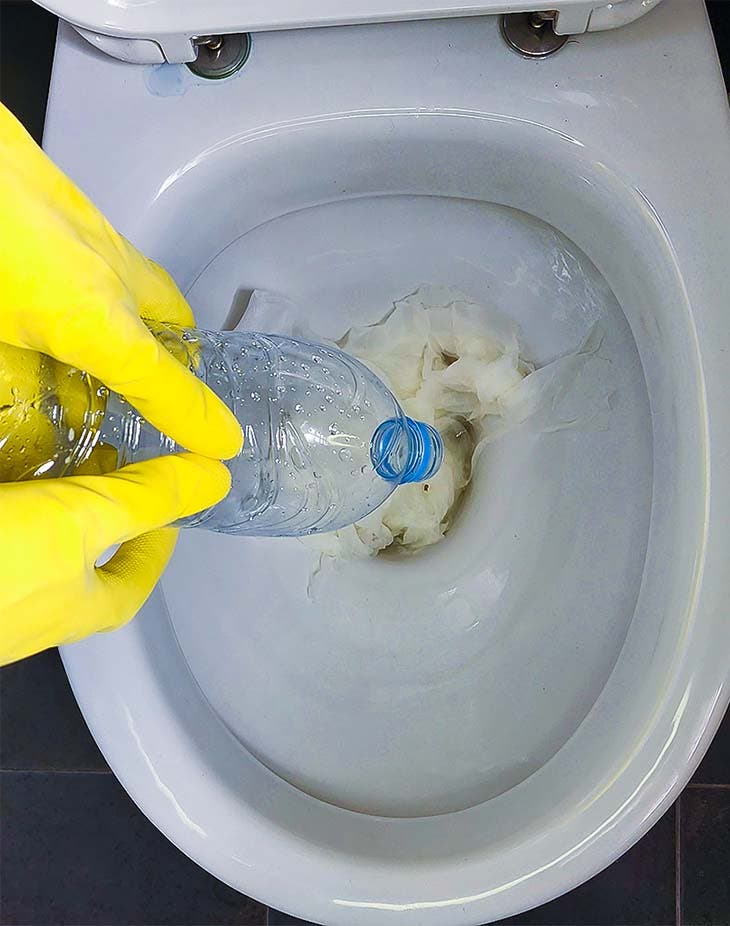 Déboucher des toilettes facilement