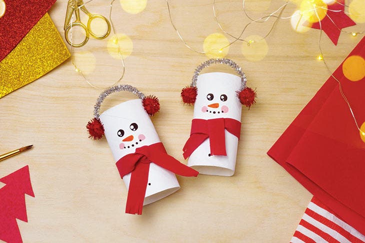 Decoración de Navidad ;  dos muñecos de nieve hechos con rollos de papel higienico