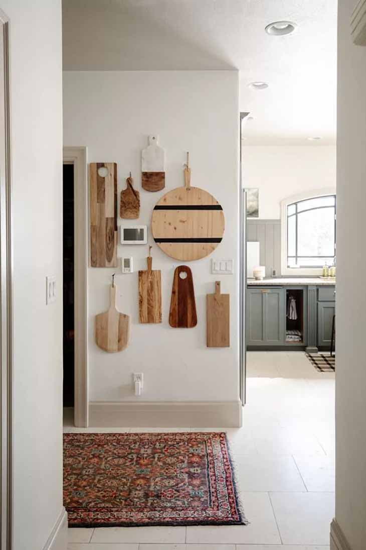 Decora la pared con tablas de cortar.