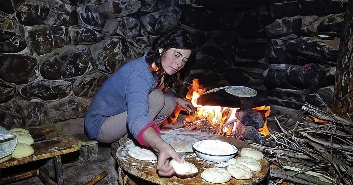 Découvrez une famille isolée vivant en tribu dans une maison de montagne en Turquie