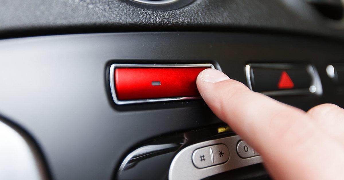 Dégivrer le pare-brise de la voiture et 3 minutes et faites fondre la glace instantanément grâce à un bouton magique final