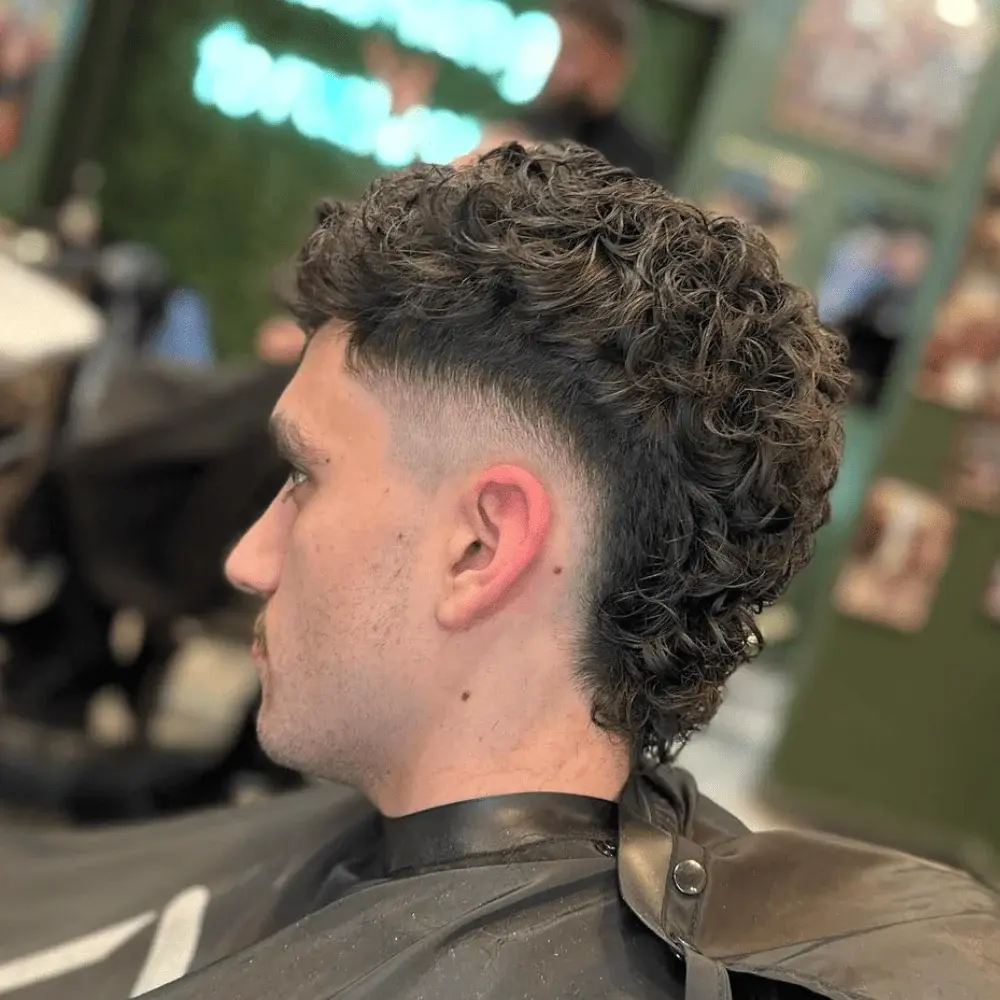Dégradé avec crête volumineuse bouclée Dégradé avec crête volumineuse bouclée