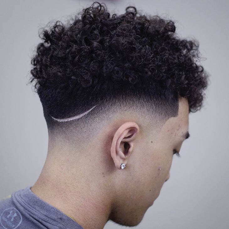 Dégradé bas avec boucles serrées Dégradé bas avec boucles serrées