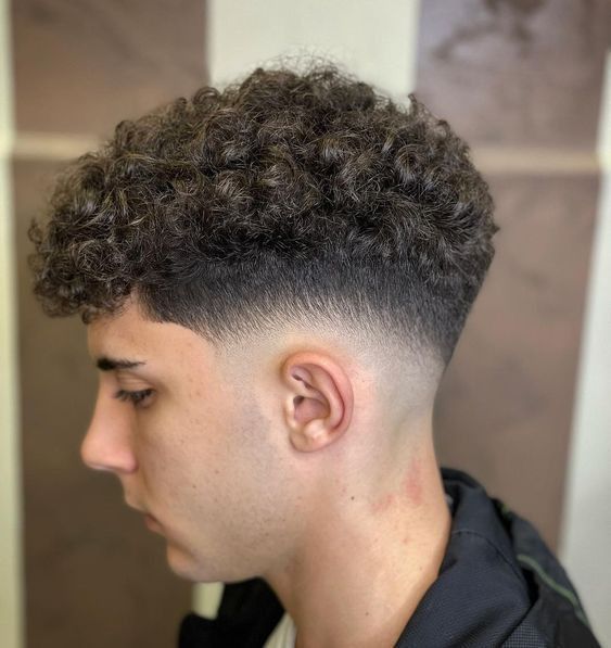 Dégradé bas sur cheveux bouclés