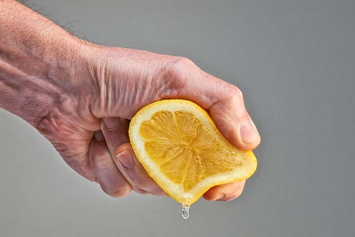 Limone spremuto a metà