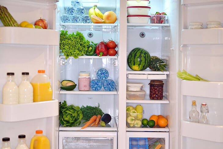 Alimentos colocados en el refrigerador