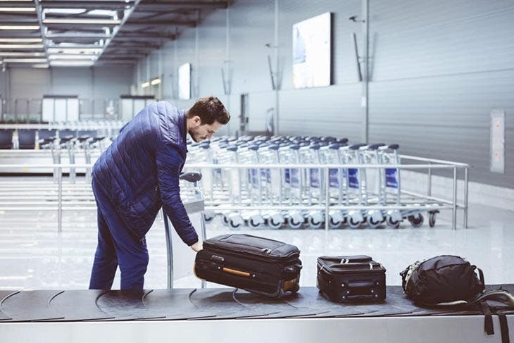 Des bagages sur le tapis roulant de l’aéroport