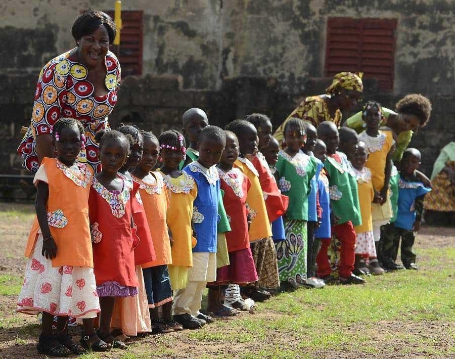 Des enfants africains portent les robes confectionnées par Mme Weber