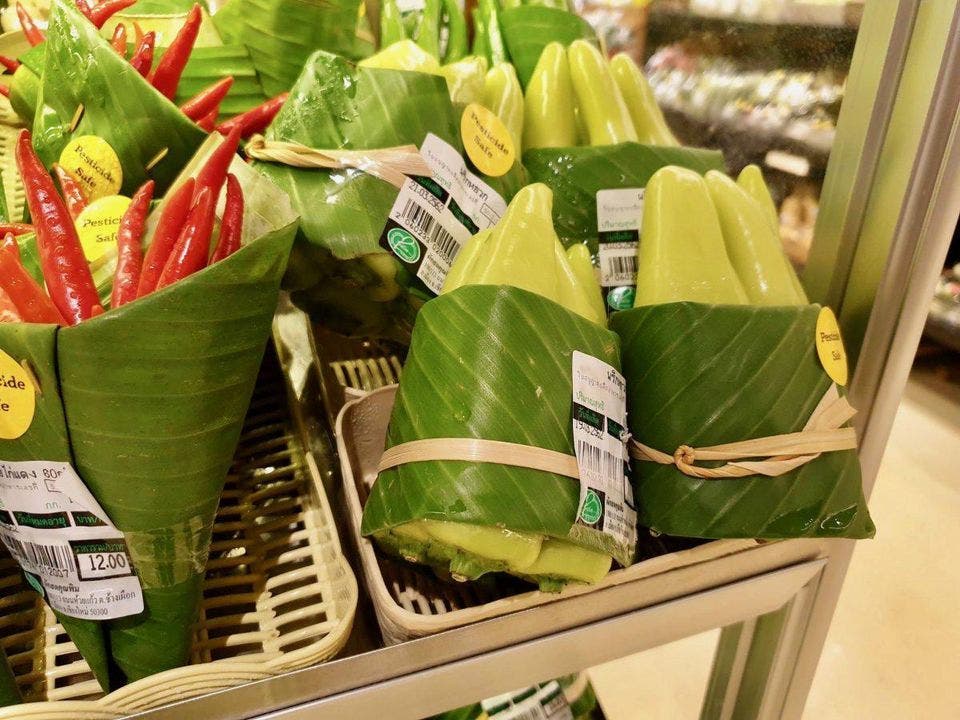  Des feuilles de bananiers à la place des sacs plastiques