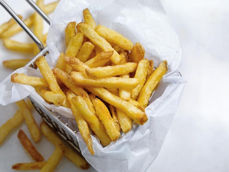 papas fritas en un plato