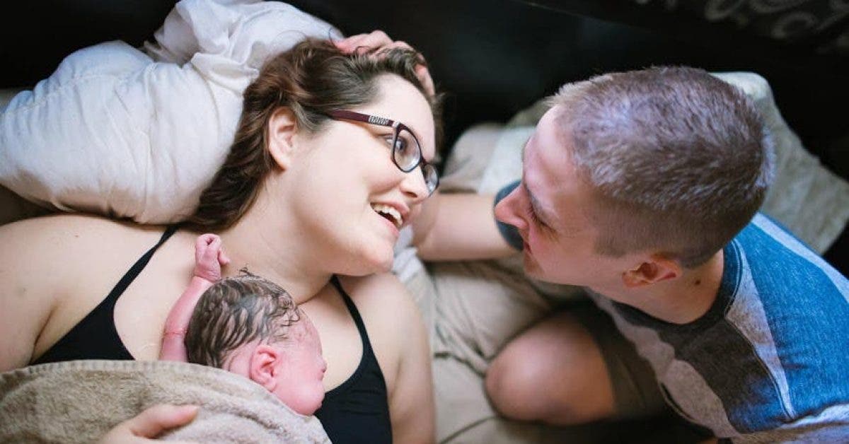 Des images puissantes de pères qui soutiennent leur partenaire pendant l’accouchement