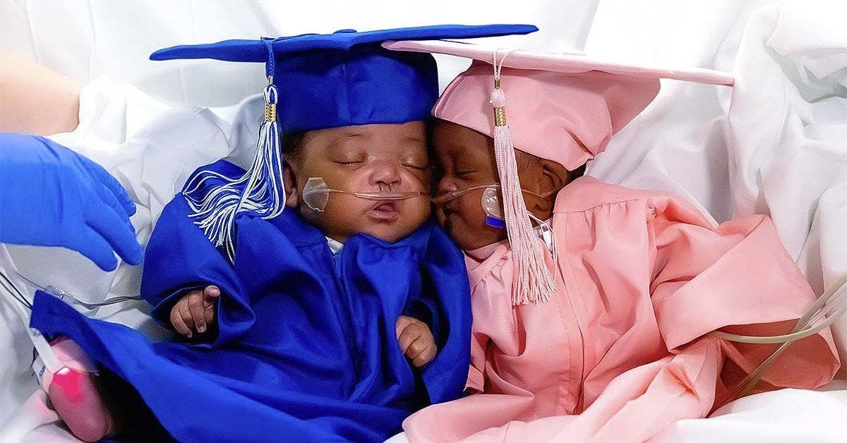 Des jumeaux nés après 5 mois de grossesses portent une tenue de remise de diplôme après avoir survécu