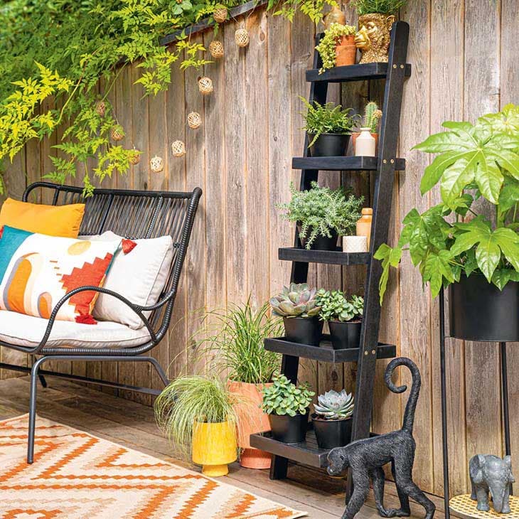 Muebles finos para elevar tus plantas sin ocupar demasiado espacio